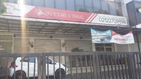 Di samping ruko terlihat adanya pos satpam, namun tidak terdapat orang yang berjaga di area ruko. Menurut security ruko samping Abu Tours and Travel, Teguh (25) ruko tersebut masih menjalankan aktifitasnya. Kalau kemarin si buka kaya biasa, kalau sekarang mungkin karena tanggal merah jadi tutup, ujar Teguh.  