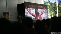 Inilah puncak dimana Kristus sengsara wafat dan disalibkan untuk menebus umat manusia. Untuk itu kita semua mengadakan sebuah renungan dalam bentuk tiga bagian. Yang pertama ibadat sabda dimana kita memberikan kekuatan iman atas wafatnya Kristus bagi seluruh umat, tutur Susyana.