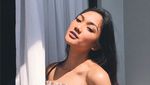 7 Pose Marion Jola saat Pamer Pundak Seksi
