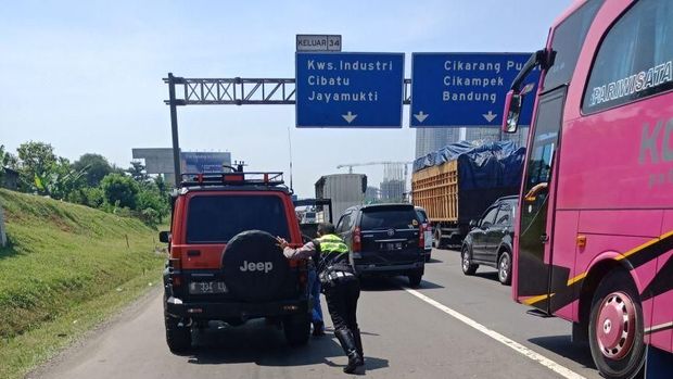 Contraflow Diberlakukan Di Km 27 Tol Cikarang Utama Arah Cikampek 2351