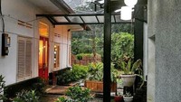 Bentuk kafenya seperti rumah. Di sini Anda bisa bersantai sambil menghirup udara segar dan sangat enak dinikmati pada pagi atau sore hari. Lokasinya ada di Jalan Halimun No. 6, Babakan, Bogor. Foto: Instagram @widysietet.