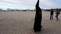 Prosesi digelar di laut karena bertujuan mendoakan mereka yang meninggal di laut. (Foto: Dok. REUTERS/Heino Kalis)