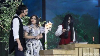 Bagaimana kelanjutan kisah cinta @AlKohler7, @PrillyBie dan @CutBebyTsabina? Temukan jawabannya dari aksi permainan sulap @rianariani. #VivoV9 #VivoV9GrandLaunch. Foto: Peluncuran Vivo V9