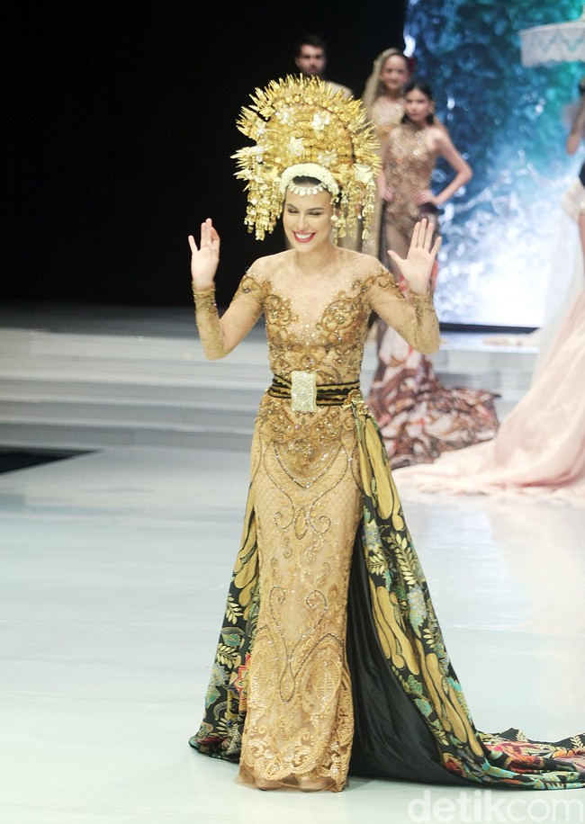 Meski tampil di sekuens gaun pengantin, ibu dari Eva Celia ini berjalan sendiri. Tak ada pasangan yang menemani seperti model lainnya. Foto: Muhammad Abduh/Wolipop