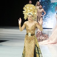 Meski tampil di sekuens gaun pengantin, ibu dari Eva Celia ini berjalan sendiri. Tak ada pasangan yang menemani seperti model lainnya. Foto: Muhammad Abduh/Wolipop