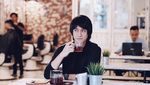Keren! Intip Pose Kevin Aprilio Makan Kue hingga Ngeteh