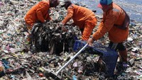 Sampah yang dibersihkan bervariasi, dari sampah plastik, kayu hingga ban kendaraan.