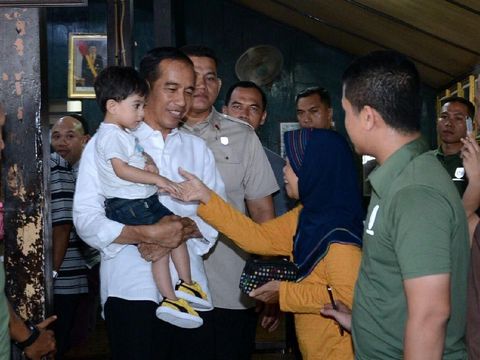 Pulang ke Solo, Presiden Jokowi Ajak Keluarga Makan Soto Gading 