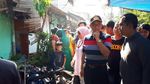 Foto: Pelukan Anies untuk Warga Korban Kebakaran di Taman Kota