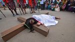 Foto: Umat Katolik India Gelar Prosesi Jalan Salib di Jumat Agung
