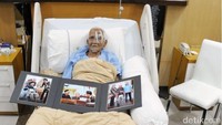 Saya Maturidi mewakili keluarga mengucapkan terima kasih sebesar-besarnya kepada Bapak Presiden atas bantuannya, salah satunya adalah pengobatan mata ayah Nyak Sandang, ucap Maturidi seperti yang disampaikan Deputi Bidang Protokol, Pers dan Media Sekretariat Presiden Bey Machmudin dalam keterangan tertulis, Jumat (30/3/2018). (Foto: Muchlis Jr-Biro Pers Setpres)