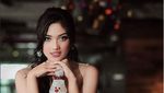7 Pose Marion Jola saat Pamer Pundak Seksi