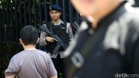 Sejumlah polisi bersenjata laras panjang berjaga di Gereja Katedral, Jakarta, Jumat (30/3/2018).