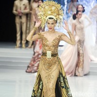 Dengan hiasan kepala dan gaun yang semegah itu, Sophia Latjuba terlihat melangkah dengan hati-hati.  Walau sempat hampir terjatuh, perempuan 47 tahun itu tetap sukses menebar pesonanya. Foto: Muhammad Abduh/Wolipop