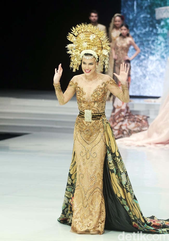 Gaun tersebut dilengkapi ekor panjang yang membuat penampilannya kian dramatis. Foto: Muhammad Abduh/Wolipop