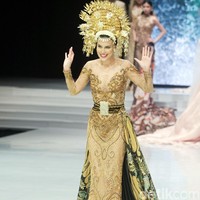 Gaun tersebut dilengkapi ekor panjang yang membuat penampilannya kian dramatis. Foto: Muhammad Abduh/Wolipop