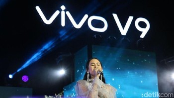 Persembahan istimewa @maudyayunda dengan lagu Tiba-tiba cinta datang mengantar perkenalan @AlKohler7 dan @CutBebyTsabina. Apakah mereka akan bersatu? #VivoV9 #PerfectShot #PerfectView. Foto: Peluncuran Vivo V9