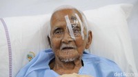 Operasi katarak tersebut dipimpin oleh Kepala Departemen Mata RSPAD Gatot Soebroto dr. Subandono Bambang Indrasto, SpM., MM., pada Rabu, 28 Maret 2018. Selain itu, hadir juga salah satu dokter dari Tim Dokter Kepresidenan, yaitu dr. Tjahjono D Gondhowiardjo, SpM(K), PhD. Tindakan operasi dimulai pukul 08.30 WIB dan selesai sekitar pukul 09.00 WIB. (Foto: Muchlis Jr-Biro Pers Setpres)