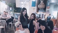 Foto makan-makan Kevin bersama teman-temannya ini malah bikin netizen gagal fokus. Banyak netizen malah fokus ke dua pria yang asyik selfie. Foto: Instagran @kevinaprilio