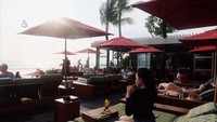 Sering pergi ke Bali, kali ini Cecil berjemur sambil meminum segelas ice tea. Tidak hanya berparas cantik, tapi ia juga punya tubuh yang ramping. Foto: Instagram @cecillimbad