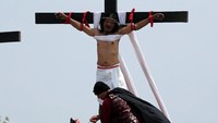 Ribuan orang menonton prosesi ini (Foto: Dok. REUTERS/Romeo Ranoco)
