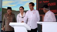 Jokowi menekan tombol serine saat peresmian jalan tol, Kamis (29/3). Kris/Biro Pers Setpres.