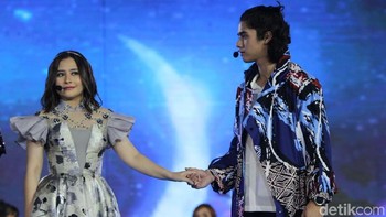 Di waktu yang berbeda ternyata @AlKohler7 dan @PrillyBie berpacaran dan @CutBebyTsabina terlihat bersedih. #VivoV9 #VivoV9GrandLaunch. Foto: Peluncuran Vivo V9
