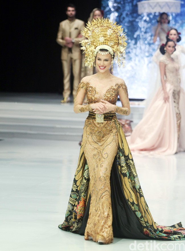 Sosok Sophia Latjuba  muncul dalam sekuens busana bridal dalam balutan gaun keemasan untuk pengantin Minang. Kepalanya bermahkotakan suntiang emas. Foto: Muhammad Abduh/Wolipop