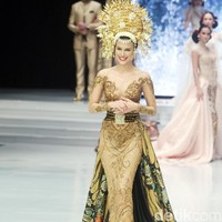 Sosok Sophia Latjuba  muncul dalam sekuens busana bridal dalam balutan gaun keemasan untuk pengantin Minang. Kepalanya bermahkotakan suntiang emas. Foto: Muhammad Abduh/Wolipop