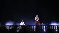 Tidak mau penontonnya menunggu lama, The Chainsmokers langsung melibasnya dengan penggalan lagu ‘Sick Boy’ dan ‘Don’t Let Me Down’. Foto: Hanif Hawari