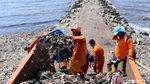 Pasukan Oranye Berjibaku Bersihkan Sampah di Pesisir Cilincing