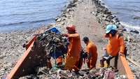 Selanjutnya, sampah-sampah ini akan dibawa ke TPS Bantar Gebang, Bekasi.