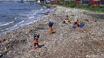 Pasukan Oranye Berjibaku Bersihkan Sampah di Pesisir Cilincing