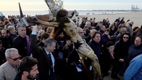 Mereka tampak sertam membawa patung Santisimo Cristo del Salvador di tiang salib (Foto: Dok. REUTERS/Heino Kalis)