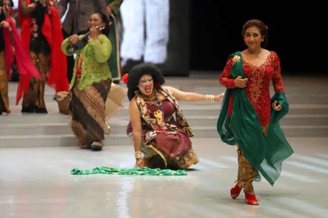 Setiap tahunnya, YouGov, sebuah lembaga riset pasar dan firma data analitis yang berbasis di London, Inggris, melakukan survei secara daring (online) untuk mengungkap sosok yang paling dikagumi. Baik dalam lingkup global, maupun lokal. Terungkap, Menteri Kelautan dan Perikanan Susi Pudjiastuti menempati urutan pertama daftar perempuan yang paling dikagumi di Indonesia 2018 dengan skor 13,7 persen. (Foto: dok. KKP)