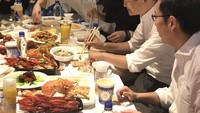 Meski sudah menjadi salah satu orang terkaya di dunia, tapi Jack tetap rendah hati dan dermawan. Dia bahkan mengajak para pegawainya untuk menikmati sajian seafood bersama. Foto: Istimewa