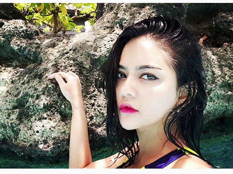 Olahraga ala Jenita Janet, Basah-basahan di Kolam Renang