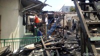 Rumah-rumah di sisi kanan, kiri, dan belakang musala itu memang terlihat habis terbakar (Foto: Haris Fadhil/detikcom)