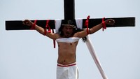 Prosesi jalan salib di Desa San Pedro Sutud, Pampanga, Filipina. (Foto: Dok. REUTERS/Romeo Ranoco)