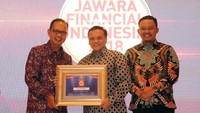 Direktur Teknologi & Operasional Bank DKI, Priagung Suprapto (tengah) bersama Chief Editor Warta Ekonomi, Muhamad Ihsan (kiri) dan Chief Operation Officer Warta Ekonomi, Bram S Putro (kanan) menerima penghargaan Jawara Financial Indonesia 2018 pada kategori Most Promising Pre Paid Smart Card for Smart City pada produk JakCard di Jakarta, Kamis (29/3/2018). Foto: dok. Bank DKI
