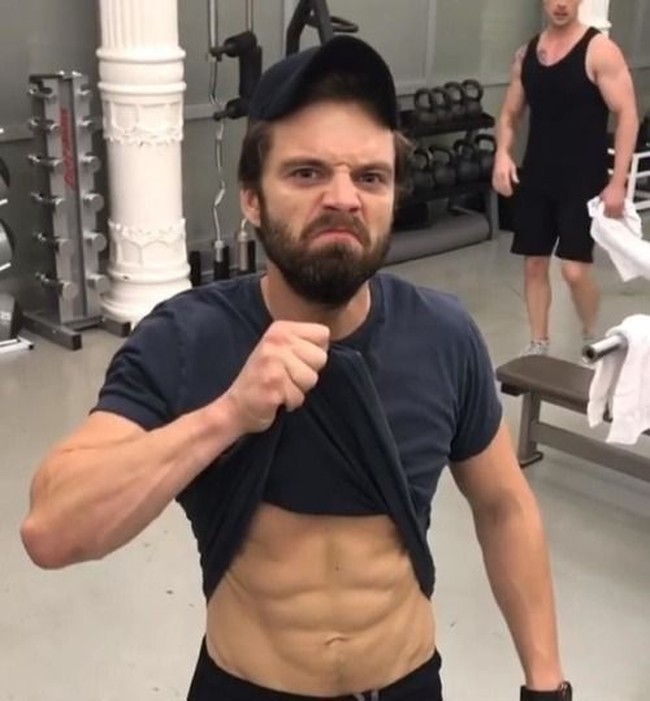 Sebastian Stan alias Winter Soldier melakukan latihan yang berkonsentrasi pada pembentukan bagian dada. Latihannya meliputi dumbbell press, dumbbell squeeze press dan cable flys. Foto: istimewa