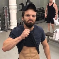 Sebastian Stan alias Winter Soldier melakukan latihan yang berkonsentrasi pada pembentukan bagian dada. Latihannya meliputi dumbbell press, dumbbell squeeze press dan cable flys. Foto: istimewa