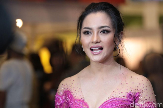 Itu lumayan juga buat jerawat kering. Sebelum tidur karena malam itu kulit lebih bekerja maksimal kan katanya, dan aku percaya lebih baik pakainya pas malam sebelum tidur selama 15 menit, nanti baru bilas pakai air bersih, tuturnya. Foto: Ririn Ekawati (Hanif/detikHOT)