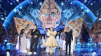 Opening song Negeriku by Perfect Selfie Icon Vivo @tulusm @afgansyah_reza @maudyayunda @AlKohler7 berkolaborasi dengan @RespatiSruti yang mengangkat kekayaan warisan budaya Indonesia! #VivoV9 #VivoV9GrandLaunch. Foto: Peluncuran Vivo V9
