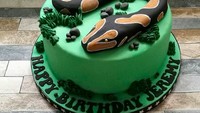 Anti-mainstream! Cake ulang tahun ini memakai fondant bentuk ular sebagai toppingnya. Ada juga hiasan rumput dan batu di sekelilingnya. Foto: Instagram homemademama1