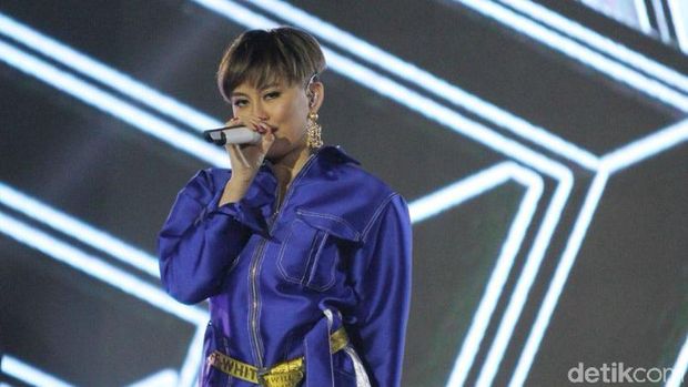Agnez Mo saat membawakan lagu Coke Bottle untuk Vivo V9