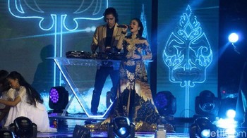 Opening song Negeriku by Perfect Selfie Icon Vivo @tulusm @afgansyah_reza @maudyayunda @AlKohler7 berkolaborasi dengan @RespatiSruti yang mengangkat kekayaan warisan budaya Indonesia! #VivoV9 #VivoV9GrandLaunch. Foto: Peluncuran Vivo V9