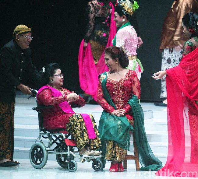 Sophia Latjuba dan Menteri Susi Pudjiastuti tampil dalam fashion show Anne Avantie yang juga didedikasikan untuk Ratu Keroncong Waljinah. Saat berada di atas panggung Waldjinah yang sempat jatuh sakit pada 2017 kemarin, duduk di atas kursi roda. Foto: Muhammad Abduh/Wolipop