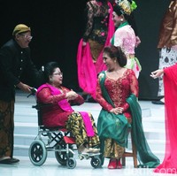 Sophia Latjuba dan Menteri Susi Pudjiastuti tampil dalam fashion show Anne Avantie yang juga didedikasikan untuk Ratu Keroncong Waljinah. Saat berada di atas panggung Waldjinah yang sempat jatuh sakit pada 2017 kemarin, duduk di atas kursi roda. Foto: Muhammad Abduh/Wolipop
