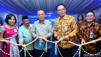 Direktur PT Bank Tabungan Negara (Persero) Tbk. Dasuki Amsir (kedua kanan) bersama Wakil Walikota Tangerang Selatan Benyamin Davnie (kedua kiri), Kepala Kantor Wilayah II Bank BTN Dewi Fitrianingrum (kiri) dan Kepala Cabang Bank BTN Bintaro Jaya Rahmat Priyanto (kanan) memberikan cenderamata usai peresmian Kantor Cabang Bank BTN Bintaro Jaya, di Tangerang Selatan. Dok.BTN